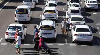 Taxis en el Paseo de la Castellana, en Madrid.