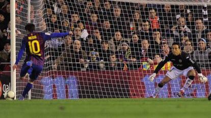 Messi lanza, Alves lo detiene