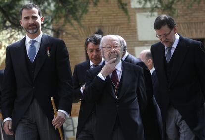 El príncipe Felipe junto al Premio Cervantes 2012, José Manuel Caballero Bonald, y el presidente del Gobierno, Mariano Rajoy, en el paraninfo de la universidad de Alcalá de Henares.