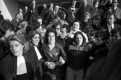 La abogada Gisèle Halimi (segunda por la izquierda), tras el histórico juicio de 1972, que abrió la puerta a la despenalización del aborto tres años después en Francia.