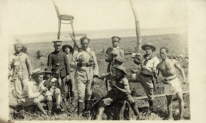 De autor desconhecido, imagem é um dos registros da Coluna Prestes, em 1924. Movimento iniciado por tenentes que, em oposição ao Governo de Arthur Bernardes, percorreu cerca de 25 mil quilômetros em 12 Estados brasileiros.