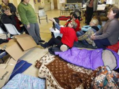 Mujeres trabajadoras de Sniace se disponen a pasar la noche en dependencias de las factoría, con motivo del encierro de 24 horas que llevarán a cabo hoy para reclamar que la factoría cántabra no cierre, pues, entienden, que así aseguran el futuro de su comarca.