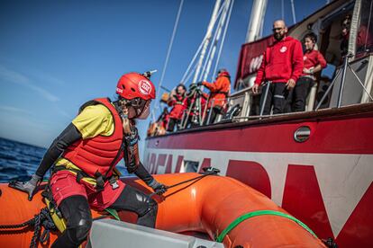 Se estima que 20.000 personas han muerto ahogadas en el Mediterráneo desde el año 2014 tras intentar llegar a un lugar seguro donde continuar sus vidas. En la imagen, Gaizkane y Xabi, marineros voluntarios de Open Arms, alistan la lancha de rescate con 50 chalecos salvavidas para asistir a las personas migrantes a la deriva.