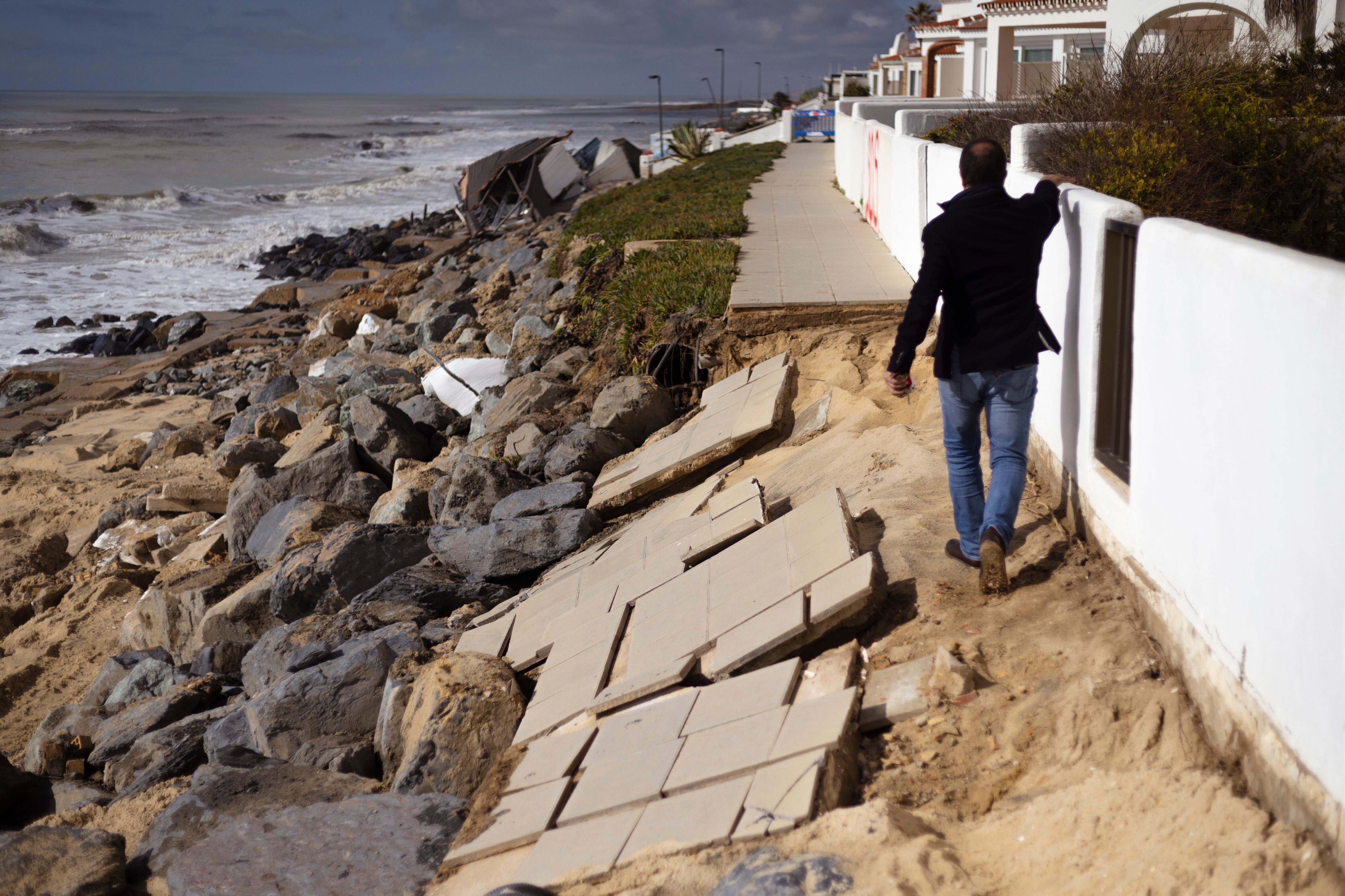 Las imágenes de Matalascañas, una costa devastada por el avance implacable del Atlántico