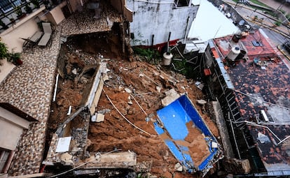 Fotografía de una casa afectada por el paso del huracán 'John' en la zona alta de Acapulco.