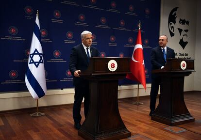 El ministro israelí de Exteriores, Yair Lapid (izquierda), durante la rueda de prensa con su homólogo turco, Mevlüt Çavusoglu, este jueves en Ankara.