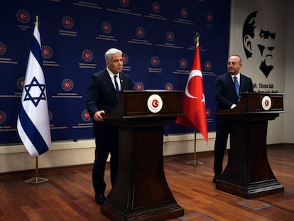 El ministro israelí de Exteriores, Yair Lapid (izquierda), durante la rueda de prensa con su homólogo turco, Mevlüt Çavusoglu, este jueves en Ankara.