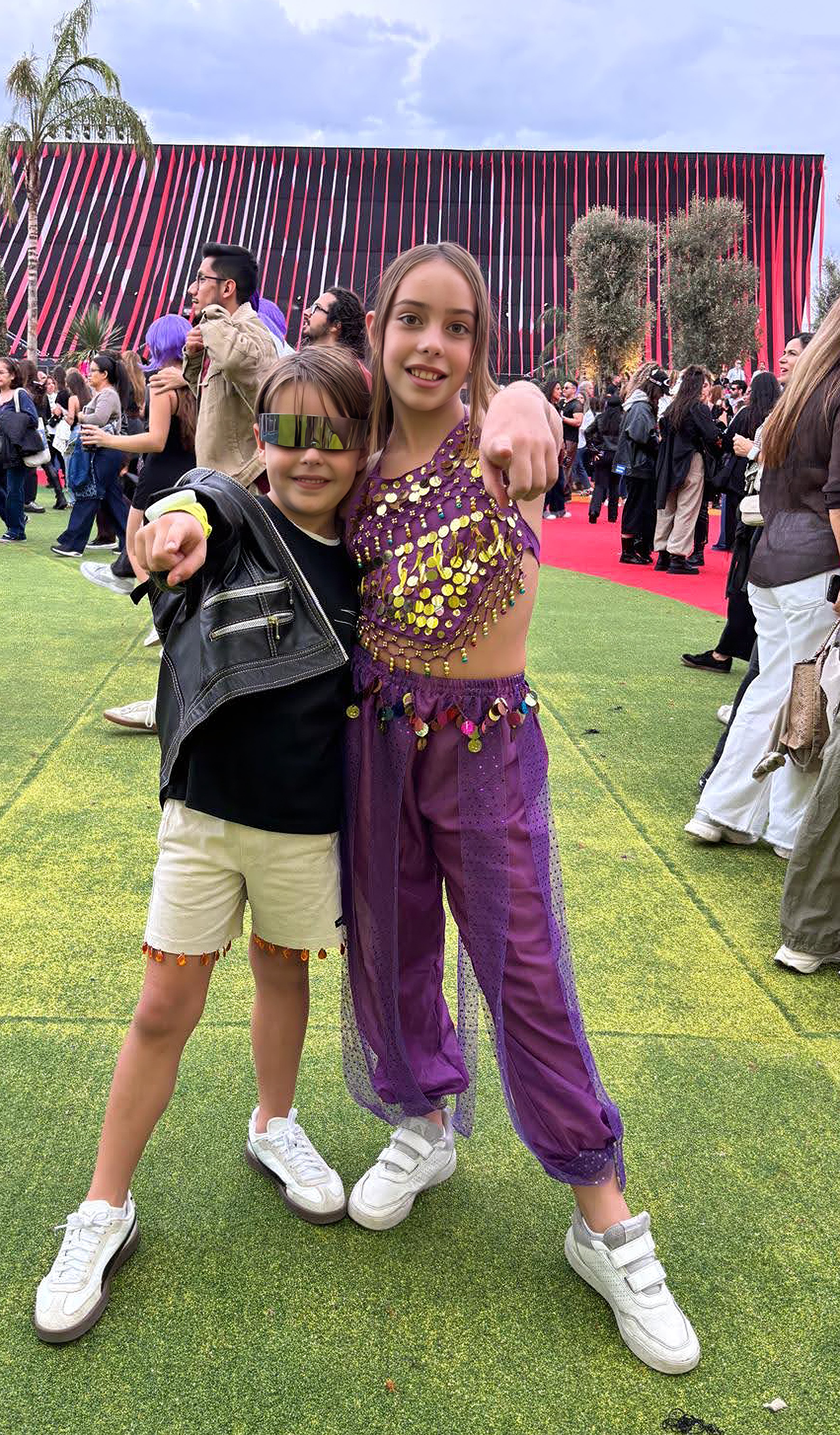 Diego y Ana, hermanos de Madrid de 11 y siete años, maqueados de Bizarrap y Shakira. 