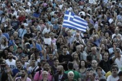 Protestantes son vistos hoy, jueves 18 de junio de 2015, exigiendo que Grecia permanezca en la Eurozona a las afueras del parlamento griego en Atenas (Grecia).