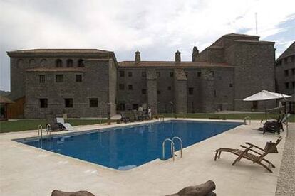 La piscina del hotel, frente al renovado edificio que albergaba en el siglo XVII el monasterio del Carmen.