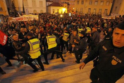Huelguistas portugueses ante el Parlamento.