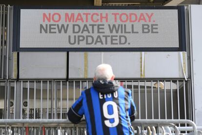 La decisión de cancelar los eventos públicos y privados y todas las actividades escolares ya se había tomado en la región de Lombardía, la más afectada. En la imagen, un hombre en el exterior del estadio San Siro tras la cancelación del partido entre el Inter de Milán y el Sampdoria.