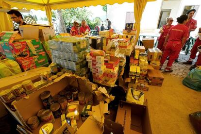 Voluntarios y trabajadores de la Cruz Roja preparan un campamento temporal para residentes afectados por un terremoto en Amatrice (centro de Italia).