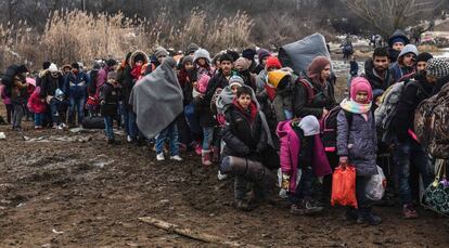 Decenas de personas esperan en un paso fronterizo entre Macedonia y Serbia, en enero.