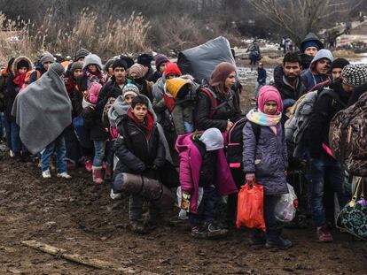 Desenes de persones esperen en un pas fronterer entre Macedònia i Sèrbia, al gener.