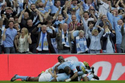 Los jugadores del Manchester City celebran el decisivo gol de Yaya Touré ante su afición.