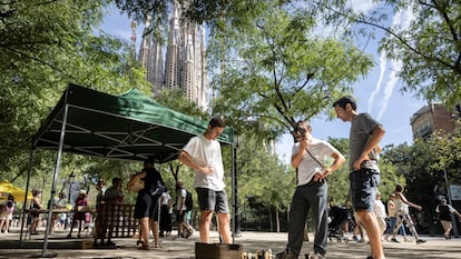 Partida de ajedrez en la plaza de la Sagrada Familia, a los pies del templo, este sábado, dentro del programa de juego en las plazas para reconquistar el uso vecinal de espacios tomados por el turismo.