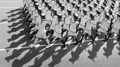 Soldados de la armada de Sri Lanka desfilan, el pasado 4 de febrero, en la celebración del 75ª aniversario del día de la independencia de su país.