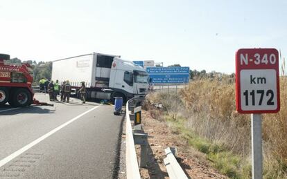 Accidente de circulaci&oacute;n con un cami&oacute;n implicado en la N-340.