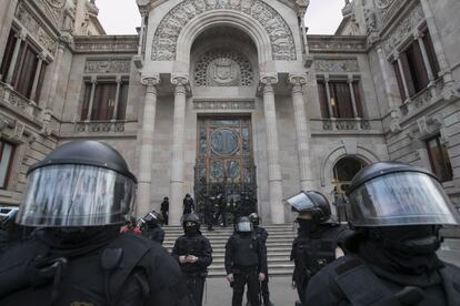 La policía catalana detuvo a catorce personas que se encadenaron a las puertas de un alto tribunal en Barcelona para protestar contra la "represión" de la justicia española tras el fallido intento secesionista en la región, informó el cuerpo de seguridad.