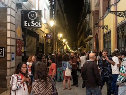 Gente en la calle Jardines de Madrid, en las inmediaciones de la Puerta del Sol, el pasado sábado.