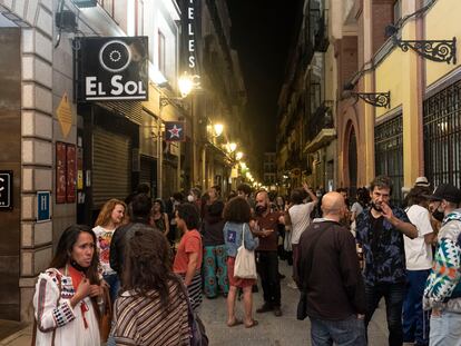 Gente en la calle Jardines de Madrid, en las inmediaciones de la Puerta del Sol, el pasado sábado.