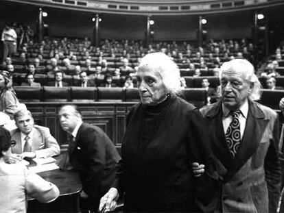 Dolores Ibarruri 'Pasionaria', junto al poeta Rafael Alberti en el Congreso de los Diputados en las primeras Cortes democráticas tras la celebración de elecciones.