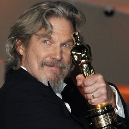 Jeff Bridges con el Oscar que le ha proporcionado <i>Corazón rebelde.</i>