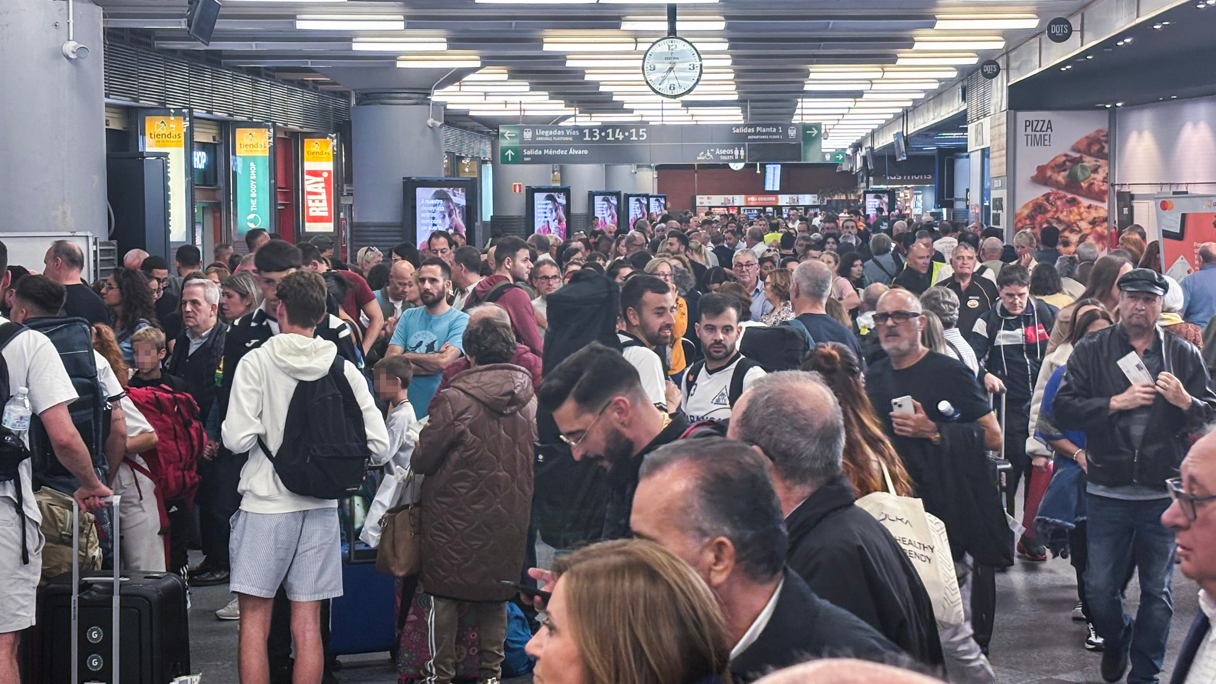 Cientos de viajeros el pasado sábado en la estación madrileña de Atocha, afectados por la suspensión de servicios ferroviarios tras el descarrilamiento de un tren en el túnel que enlaza con Chamartín.