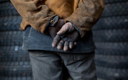 Un trabajador de una estación de remodelación de neumáticos en Srinagar, India.