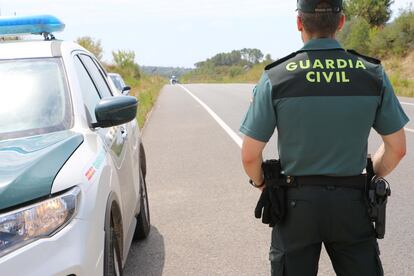 Un agente de la Guardia Civil en un control.