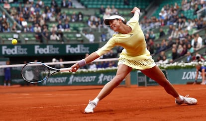 Muguruza devuelve la pelota de rev&eacute;s.