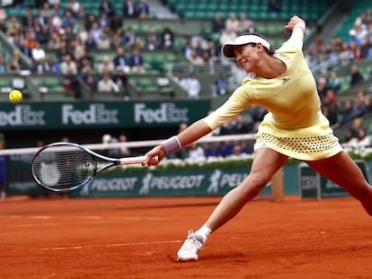 Muguruza devuelve la pelota de rev&eacute;s.