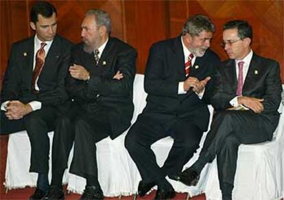 El príncipe de Asturias conversa con Fidel Castro en Quito. A la derecha, los presidentes de Brasil, Luiz Inácio Lula da Silva, y de Colombia, Álvaro Uribe.