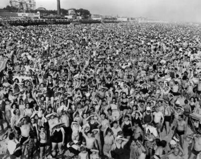 'Gentío de la tarde en Coney Island, Brooklyn', 1940, de Weegee.