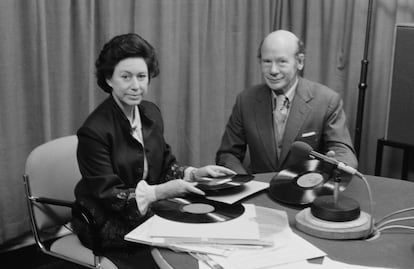 La princesa Margrita y el presentador Roy Plomley, durante la grabación del programa 'Desert Island Discs' en la BBC el 8 de enero de 1981 en Londres.
