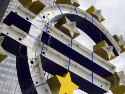 Vista de la escultura del euro frente a la antigua sede del Banco Central Europeo (BCE) en Fr&aacute;ncfort, Alemania.