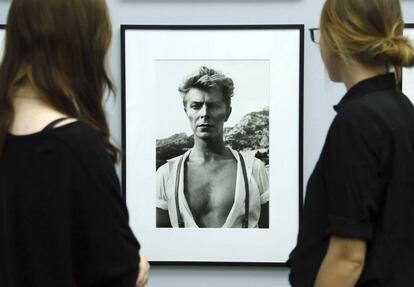 Un par de visitantes observa un retrato de David Bowie de 1983 (Montecarlo), obra del fotógrafo germanoaustraliano Helmut Newton.