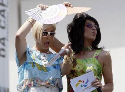 Las <i>drags</i> Kyra y Sharonne, ayer durante su actuación en la clausura de los Eurogames 2008.