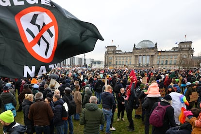 Manifestantes contra la ultraderecha, ante el Parlamento alemán, este sábado en Berlín.