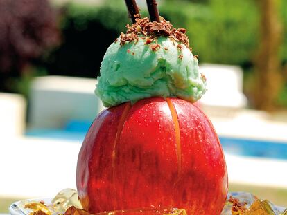 Manzana asada con helado y gelatina