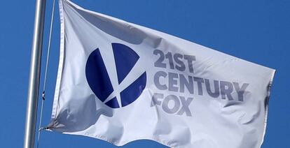 Bandera de la Twenty-First Century Fox, en el edificio de la compa&ntilde;&iacute;a en Los &Aacute;ngeles (California, EE UU).