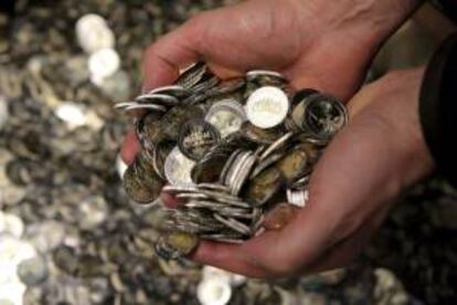 Vista de monedas de dos euros recién acuñadas en Berlín, Alemania. EFE/Archivo