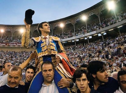 José Tomás sale a hombros de la Monumental de Barcelona el día de su reaparición