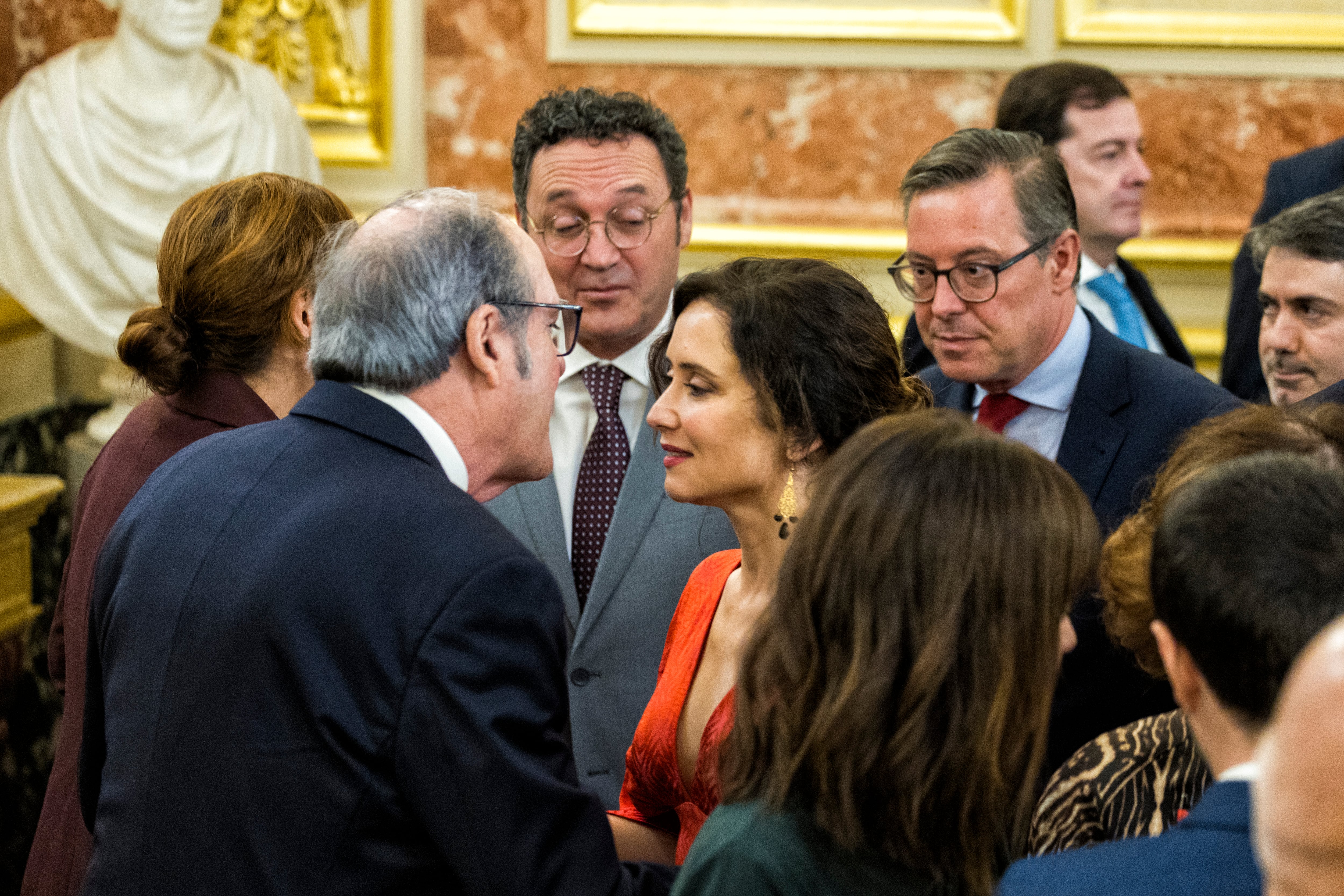 La presidenta de Madrid, Isabel Díaz Ayuso, saluda al Defensor del Pueblo, Ángel Gabilondo, ante el Fiscal General del Estado, Álvaro García Ortiz, el 6 de diciembre, durante el homenaje a la Constitución en el Congreso.