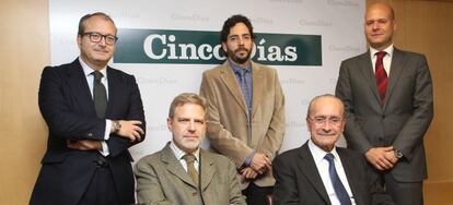 De pie, desde la izquierda, Gustavo Garc&iacute;a Cap&oacute;, socio de Sector P&uacute;blico de Deloitte, Jos&eacute; Luis L&oacute;pez, coordinador de proyectos de la Asociaci&oacute;n de Ciencias Ambientales, Ignacio Gast&oacute;n, director general de Ferrovial. Sentados, a la izquierda, Jos&eacute; Antonio Granero, decano del Colegio de Arquitectos, y a la derecha, Francisco de la Torre, alcalde de M&aacute;laga.