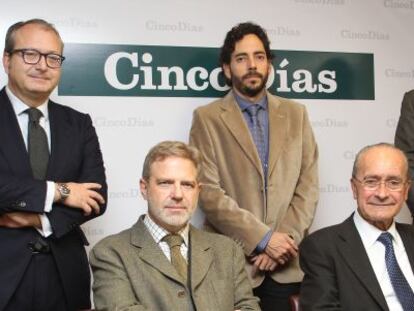 De pie, desde la izquierda, Gustavo Garc&iacute;a Cap&oacute;, socio de Sector P&uacute;blico de Deloitte, Jos&eacute; Luis L&oacute;pez, coordinador de proyectos de la Asociaci&oacute;n de Ciencias Ambientales, Ignacio Gast&oacute;n, director general de Ferrovial. Sentados, a la izquierda, Jos&eacute; Antonio Granero, decano del Colegio de Arquitectos, y a la derecha, Francisco de la Torre, alcalde de M&aacute;laga.