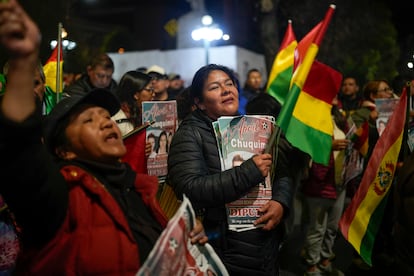 Personas celebran los resultados de las elecciones de Bolivia, este domingo.