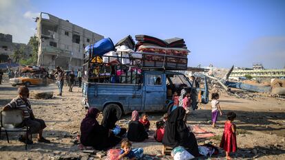 Varias personas huyen de Jan Yunis, en el sur de la franja de Gaza, este martes.