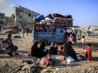 Varias personas huyen de Jan Yunis, en el sur de la franja de Gaza, este martes.
